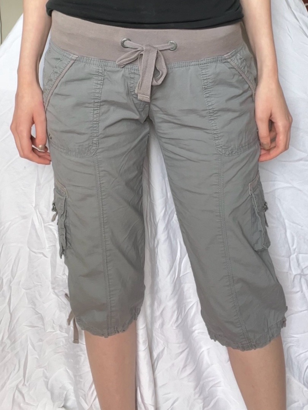 🩶Vintage // Y2K Garage Grey Cargo Capris🩶